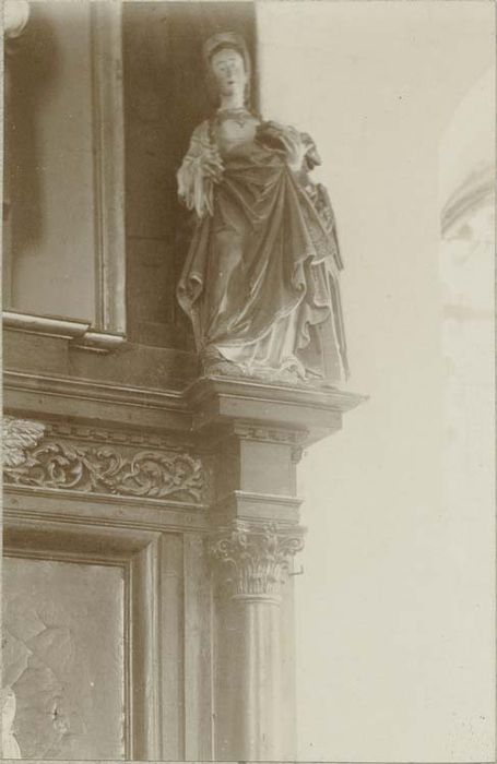 statue (demi nature) : Sainte Barbe