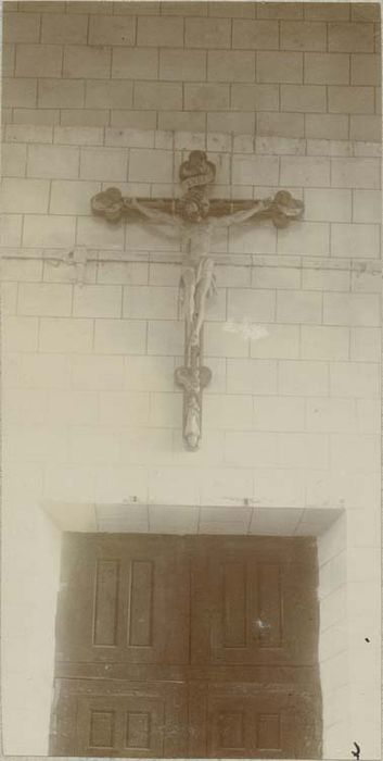 statue : Christ en croix