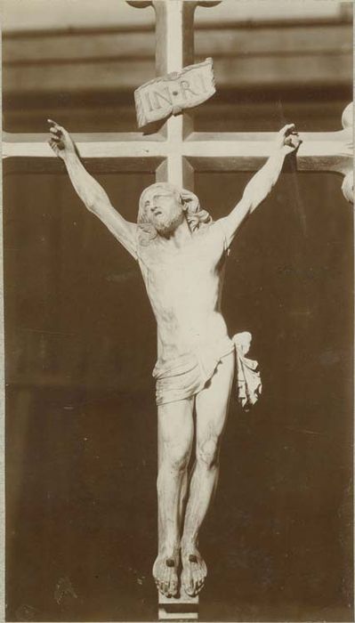 statue : Christ en croix