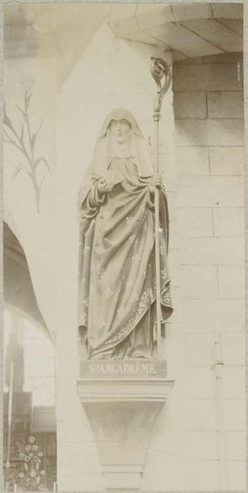 statue colossale : Sainte Angadrême - © Ministère de la Culture (France), Médiathèque du patrimoine et de la photographie, diffusion GrandPalaisRmn Photo
