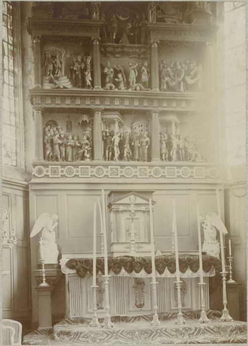 retable architecturé à panneau compartimenté et ses deux statues