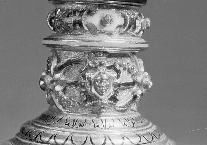 Croix-reliquaire : pied en cuivre doré repoussé