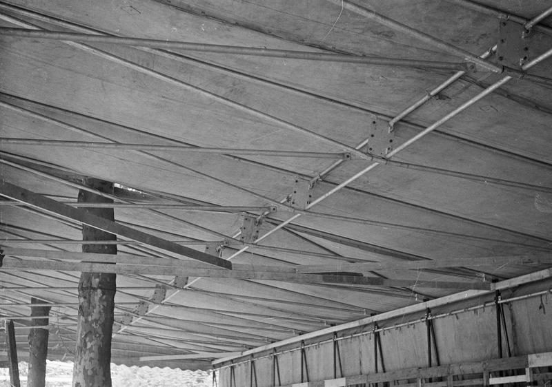 Fête nationale du 14 Juillet : tribune, détail de la structure du toit vue de l'intérieur
