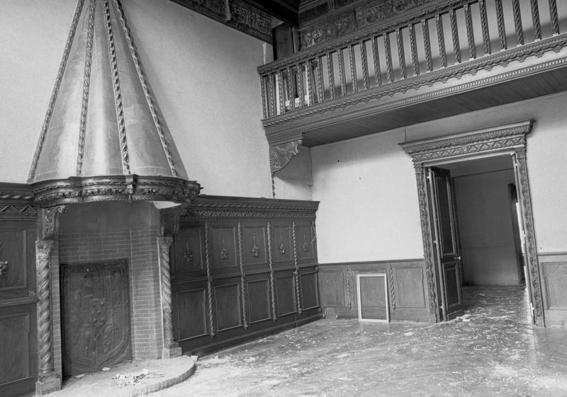 Intérieur : pièce ornée de boiseries et d'une cheminée