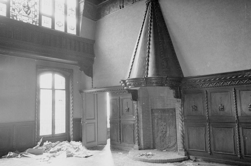 Intérieur : pièce ornée de boiseries et d'une cheminée