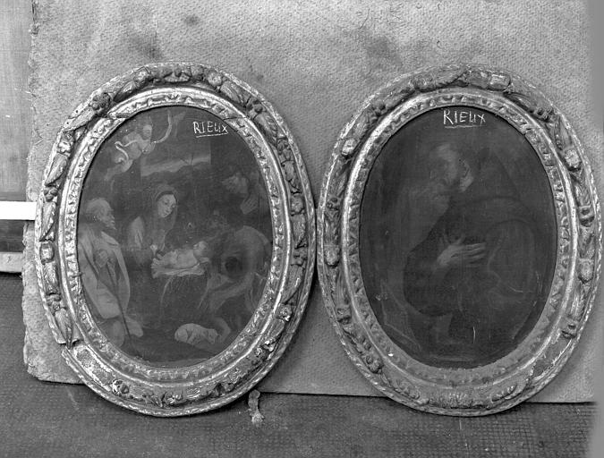 Deux tableaux ovales avec cadre, peintures sur toile : L'Adoration des Bergers, Moine en prières, état avant restauration - © Ministère de la Culture (France), Médiathèque du patrimoine et de la photographie, diffusion RMN-GP