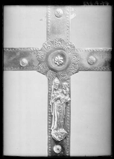 Croix processionnelle en cuivre sur âme de bois : revers, croisée, état après restauration - © Ministère de la Culture (France), Médiathèque du patrimoine et de la photographie, diffusion RMN-GP