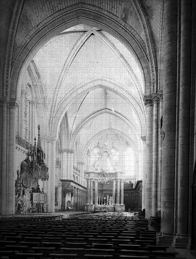 Première travée de la nef et choeur, vers le nord-est