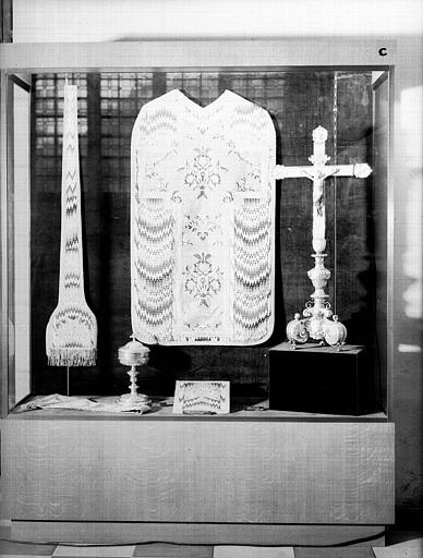 Chasuble, étole et bourse, soierie du 18e siècle et point de Hongrie du 17e siècle