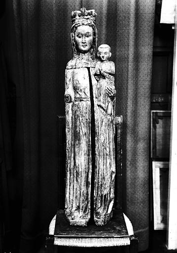 Statue ouvrante en bois peint de la Vierge : volets fermés