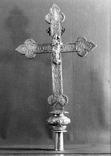 Croix processionnelle en argent provenant de l'église de Villedieu : revers - © Ministère de la Culture (France), Médiathèque du patrimoine et de la photographie, diffusion RMN-GP