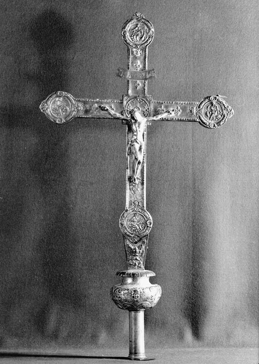 Croix processionnelle en argent doré et repoussé sur âme de bois : avers