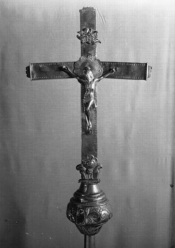 Croix processionnelle en cuivre sur âme de bois : avers - © Ministère de la Culture (France), Médiathèque du patrimoine et de la photographie, diffusion RMN-GP