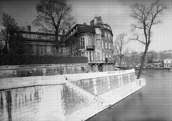 Façade sur le quai d'Anjou