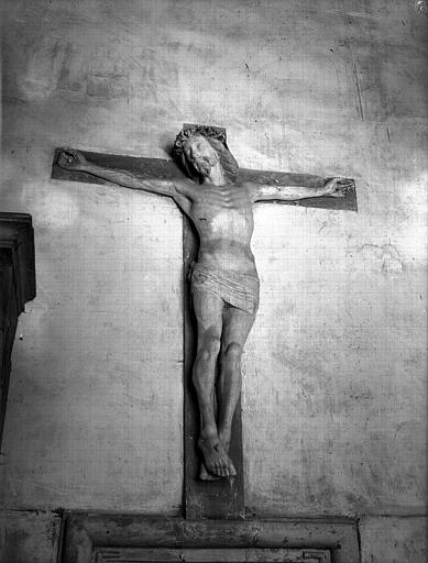 Chapelle Saint-Jacques, statue en pierre : Christ en Croix