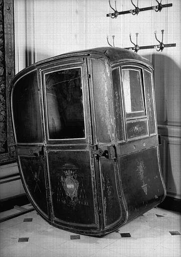 Chaise à porteur en bois aux armes d'un cardinal