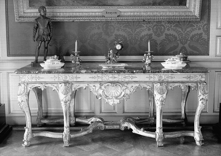 Console à huit pieds en bois sculpté et marbre - © Ministère de la Culture (France), Médiathèque du patrimoine et de la photographie, diffusion RMN-GP