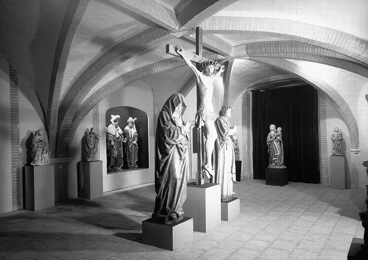 Salles d'exposition au sous-sol, deuxième salle, au centre : Christ provenant de l'église Saint-Salvy d'Albi