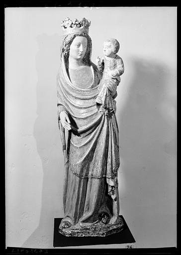 Statue en bois et doré : Vierge à l'Enfant, état après restauration - © Ministère de la Culture (France), Médiathèque du patrimoine et de la photographie, diffusion RMN-GP