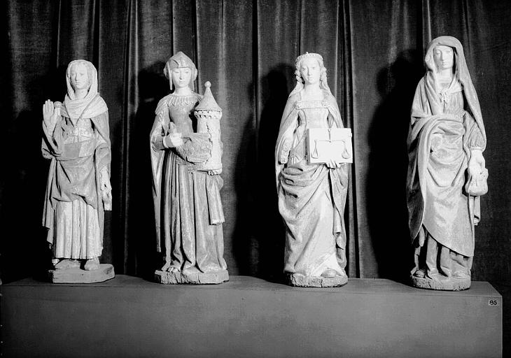 Quatre statues en bois : La Foi, La Force, La Justice, La Prudence, état après restauration