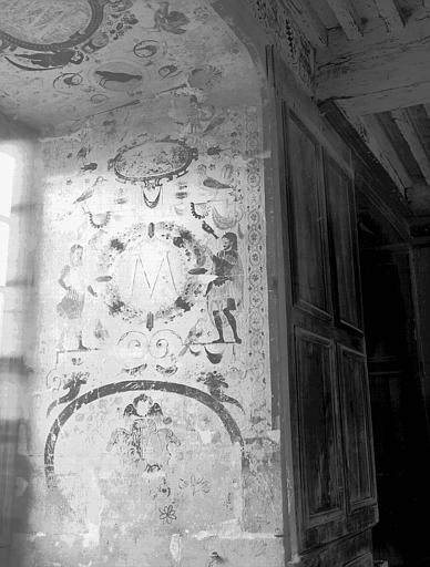 Grande salle du rez-de-chaussée : décor peint, embrasure de la première fenêtre, partie à senestre