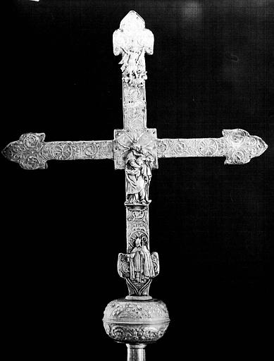 Croix processionnelle en argent estampé : avers, état avant restauration