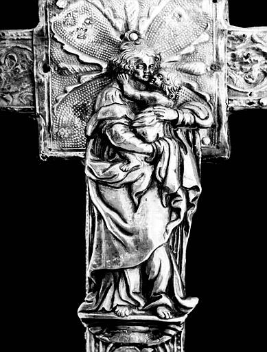 Croix processionnelle en argent estampé : revers, Vierge à l'Enfant, état avant restauration