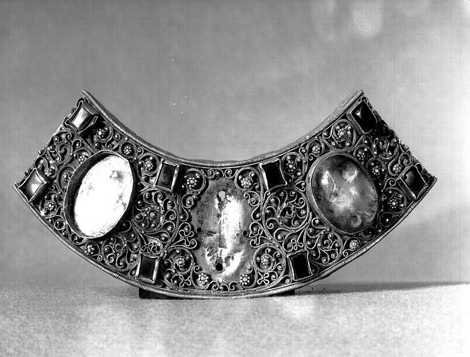 Buste reliquaire de Saint Yrieix en argent repoussé et doré, filgranes et cabochons, copie de celui du 13e siècle au Metropolitan Museum : le collier