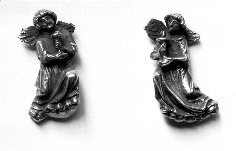 Buste reliquaire de Saint Yrieix en argent repoussé et doré, filgranes et cabochons, copie de celui du 13e siècle au Metropolitan Museum : petites figurines, avers