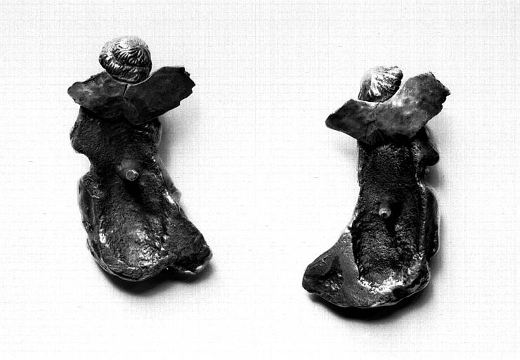 Buste reliquaire de Saint Yrieix en argent repoussé et doré, filgranes et cabochons, copie de celui du 13e siècle au Metropolitan Museum : petites figurines, revers