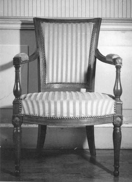 fauteuil, vue générale - © Ministère de la Culture (France), Médiathèque du patrimoine et de la photographie (objets mobiliers), tous droits réservés