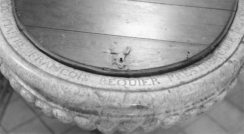 fonts baptismaux, détail des inscriptions - © Ministère de la Culture (France), Médiathèque du patrimoine et de la photographie (objets mobiliers), tous droits réservés