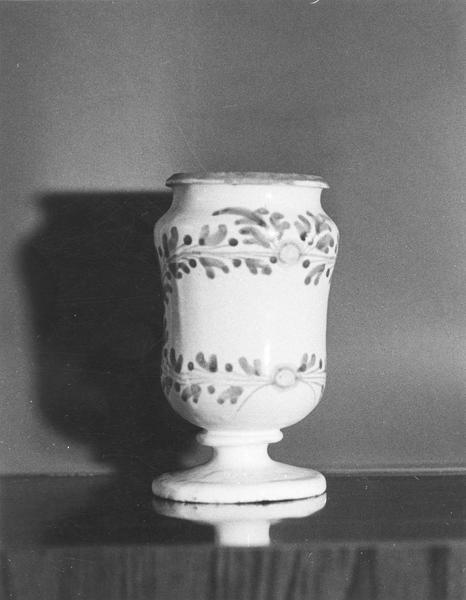 pot à pharmacie (pot droit), vue générale - © Ministère de la Culture (France), Médiathèque du patrimoine et de la photographie (objets mobiliers), tous droits réservés