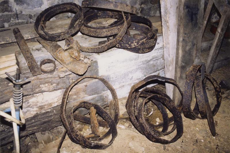 Collections métallurgiques de la forge (matériel professionnel, balance, chaudron, cloche, 2 corbeilles, poids ?, revêtement de sol, tamis ?, 19 pinces de forge)