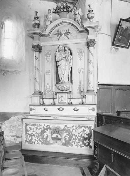 autel latéral, statue : Vierge à l'Enfant, vue générale - © Ministère de la Culture (France), Médiathèque du patrimoine et de la photographie (objets mobiliers), tous droits réservés