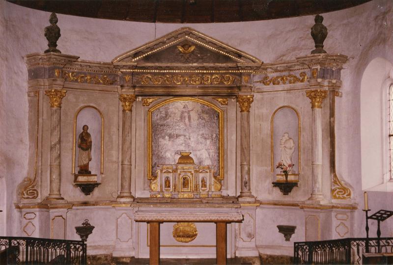 maître-autel, retable, tabernacle et ses 5 statuettes, vue générale