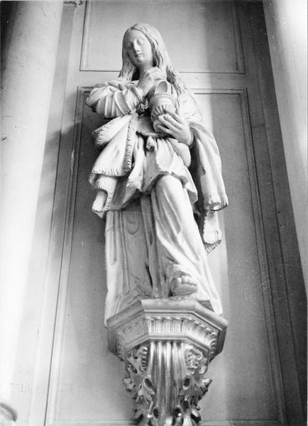 statue : Sainte Madeleine, vue générale