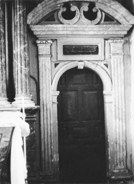 retable du maître-autel, encadrement des portes latérales (de la sacristie), vue partielle
