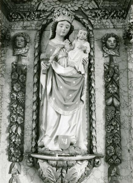 retable latéral, statue : Vierge à l'Enfant, vue générale - © Ministère de la Culture (France), Médiathèque du patrimoine et de la photographie (objets mobiliers), tous droits réservés