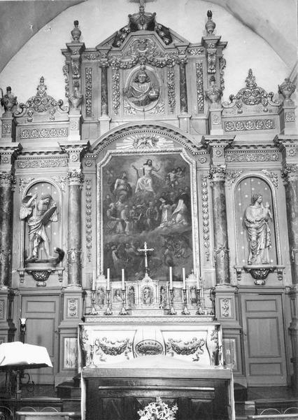 maître-autel, tabernacle, statues : Vierge à l'Enfant, Saint Michel Archange, tableau : Le Triomphe du Christ, vue générale - © Ministère de la Culture (France), Médiathèque du patrimoine et de la photographie (objets mobiliers), tous droits réservés