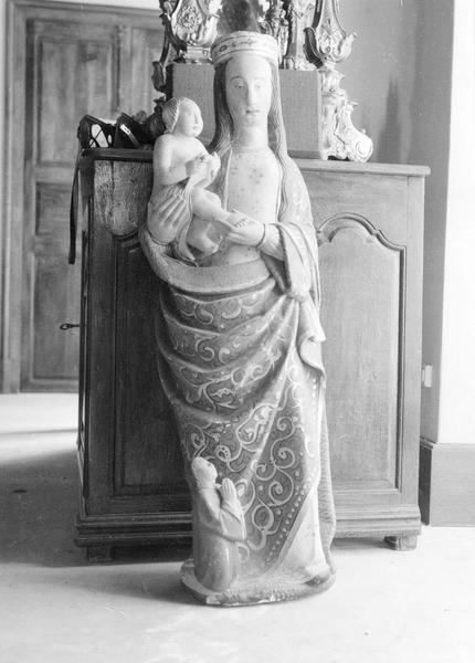 groupe sculpté : Vierge à l'Enfant et un donateur, vue générale - © Ministère de la Culture (France), Médiathèque du patrimoine et de la photographie (objets mobiliers), tous droits réservés