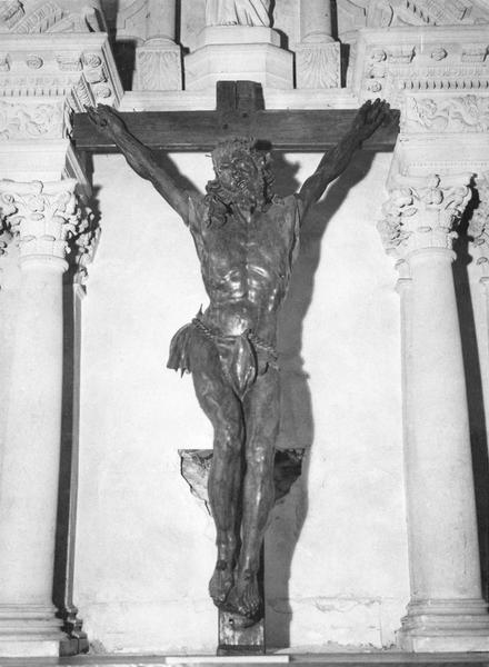 statue : Christ en croix, vue générale