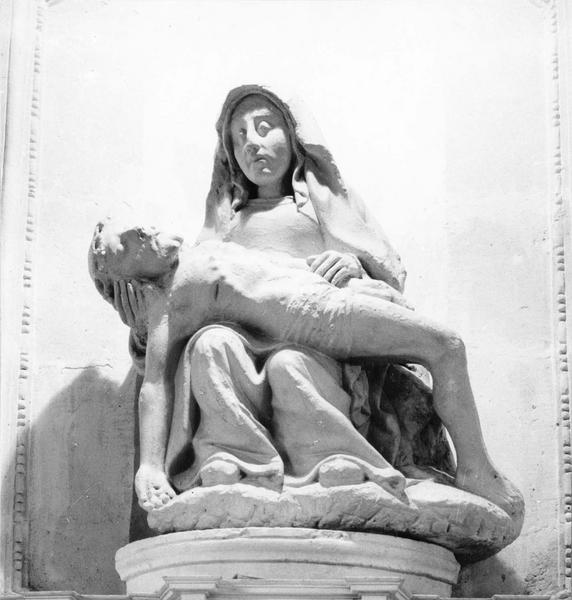 groupe sculpté : Vierge de Pitié, vue générale