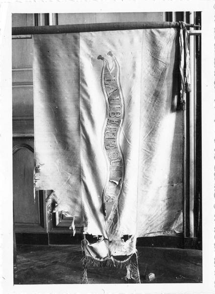 drapeau de la Garde nationale, compagnie de Laleu, vue générale