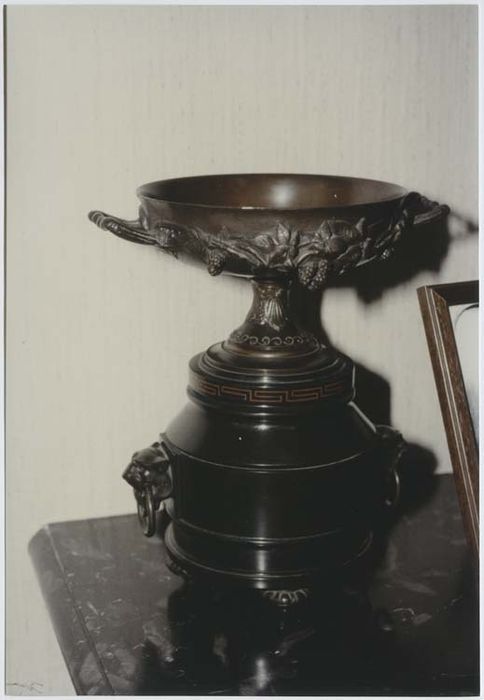 support couronné par une coupe en bronze - © Ministère de la Culture (France), Médiathèque du patrimoine et de la photographie, Tous droits réservés