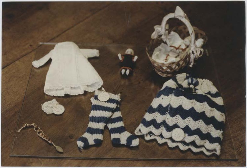 panier de poupée, 2 poupées, accessoires pour poupées, bracelet et médaille - © Ministère de la Culture (France), Médiathèque du patrimoine et de la photographie, Tous droits réservés