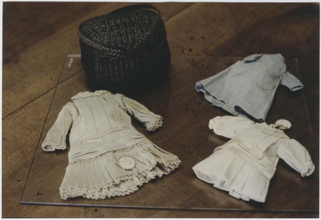 panier d'enfant, robe de poupée - © Ministère de la Culture (France), Médiathèque du patrimoine et de la photographie, Tous droits réservés