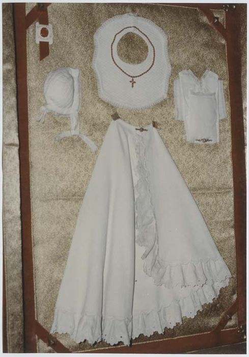 vêtements de bébé : bavoir, brassière, cape et bonnet - © Ministère de la Culture (France), Médiathèque du patrimoine et de la photographie, Tous droits réservés