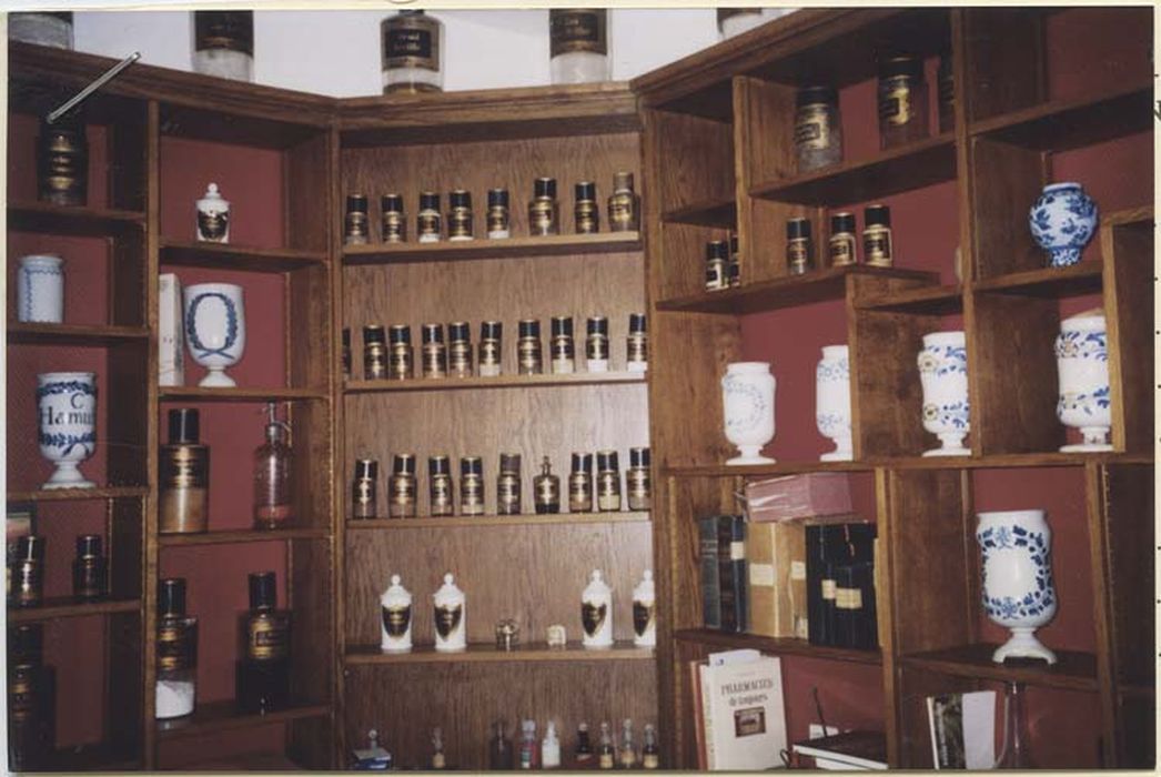 ensemble de huit pots à pharmacie - © Ministère de la Culture (France), Médiathèque du patrimoine et de la photographie, Tous droits réservés