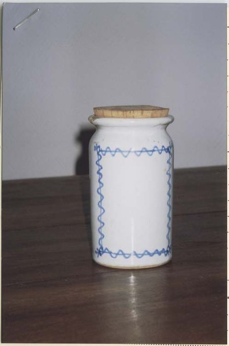 Pot à pharmacie